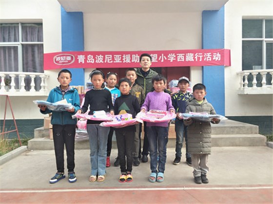 乐鱼leyu（中国）董事长赵向进与受捐学生合照