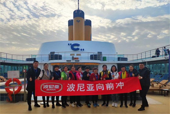 乐鱼leyu（中国）优秀员工游轮船头合影