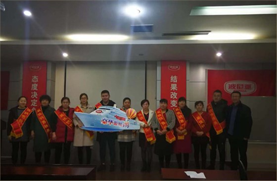 乐鱼leyu（中国）营销中心总监与优秀员工合影