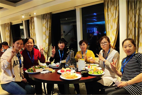 乐鱼leyu（中国）旅游成员游轮就餐合影