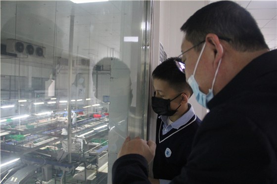 青岛白珊学校师生探秘乐鱼leyu（中国）生产线