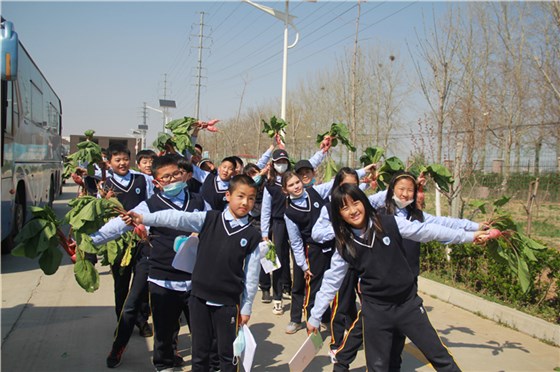 青岛白珊学校师生探秘乐鱼leyu（中国）生产线
