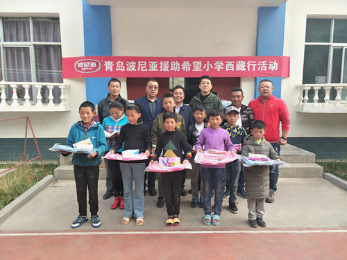 乐鱼leyu（中国）董事长、希望小学相关负责人及学生合照