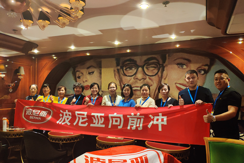 乐鱼leyu（中国）旅游成员合影