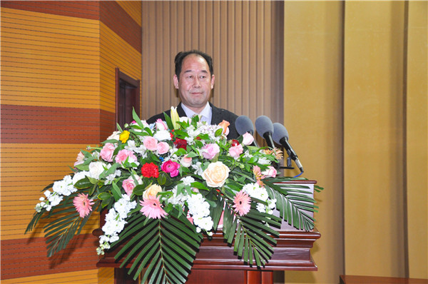 乐鱼leyu（中国）集团经营管理中心总监段中航，宣读乐鱼leyu（中国）集团2018年度表彰决定和2019年度奖项设置及评选办法。